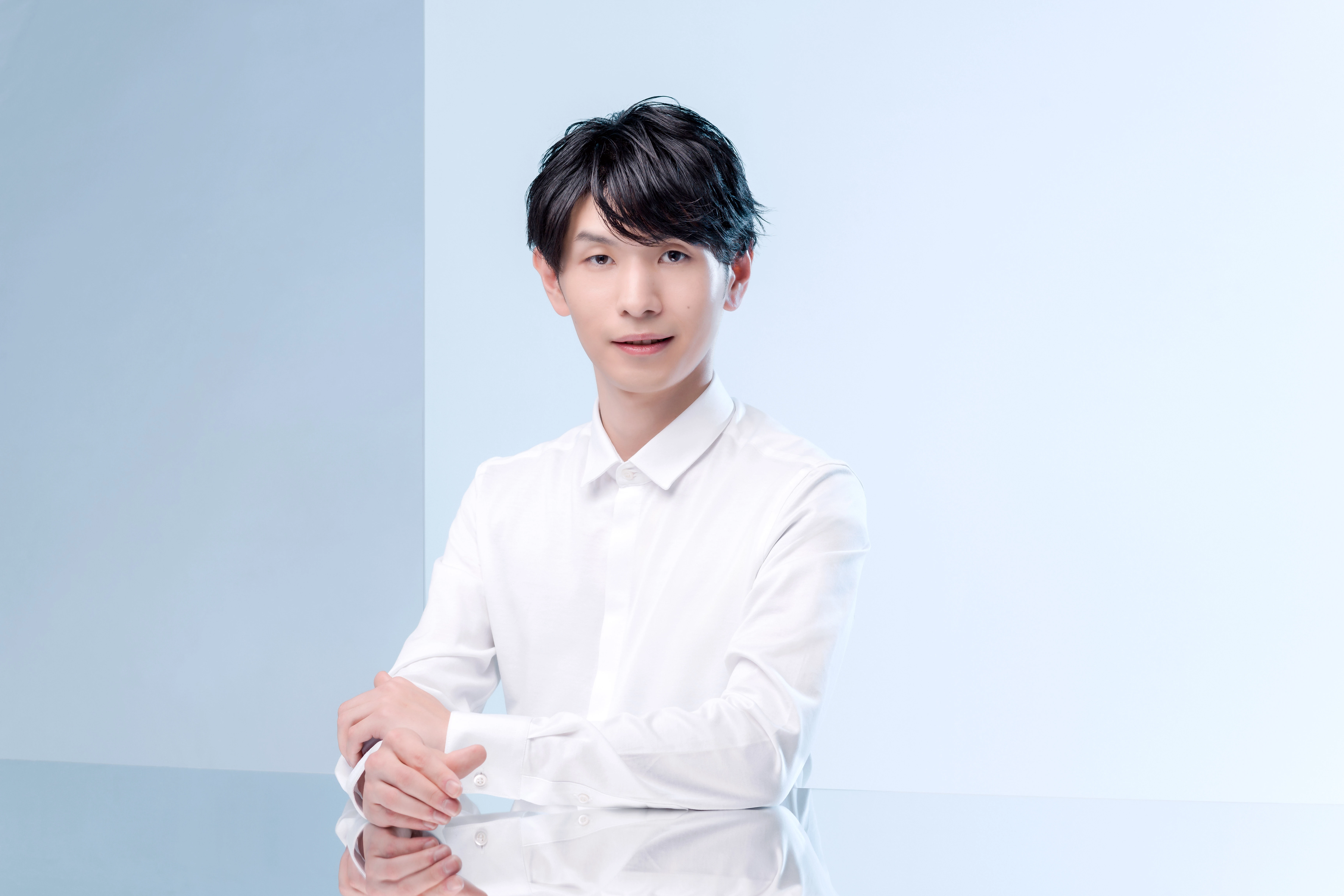白いシャツを着て正面を向く志村祥瑚